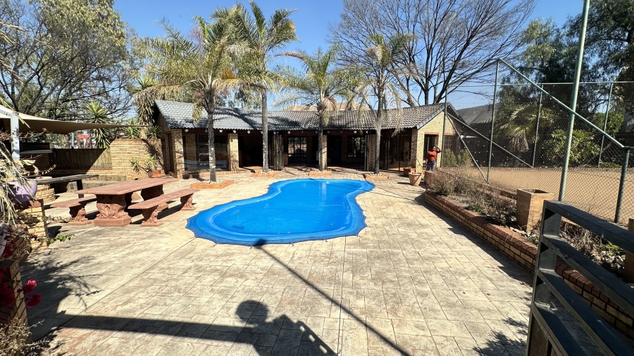 6 Bedroom Property for Sale in Die Hoewes Gauteng