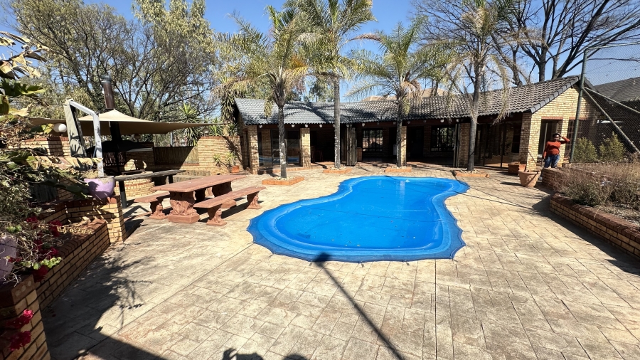 6 Bedroom Property for Sale in Die Hoewes Gauteng