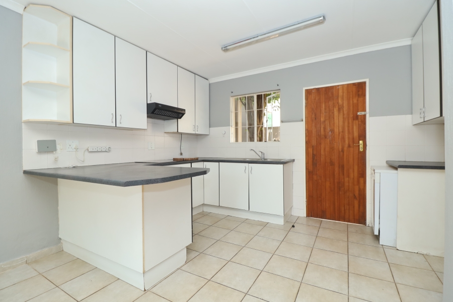 To Let 3 Bedroom Property for Rent in Bromhof Gauteng