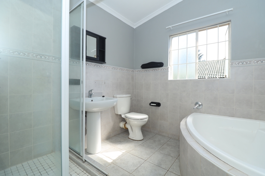 To Let 3 Bedroom Property for Rent in Bromhof Gauteng