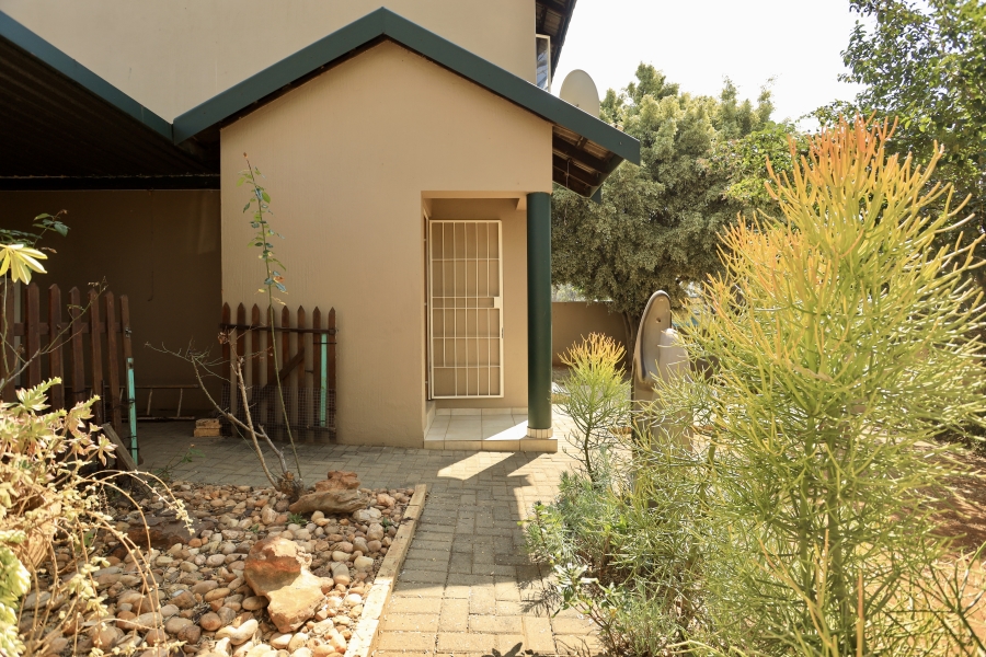 To Let 3 Bedroom Property for Rent in Bromhof Gauteng