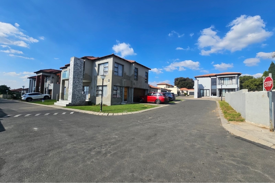 To Let 3 Bedroom Property for Rent in Noordwyk Gauteng