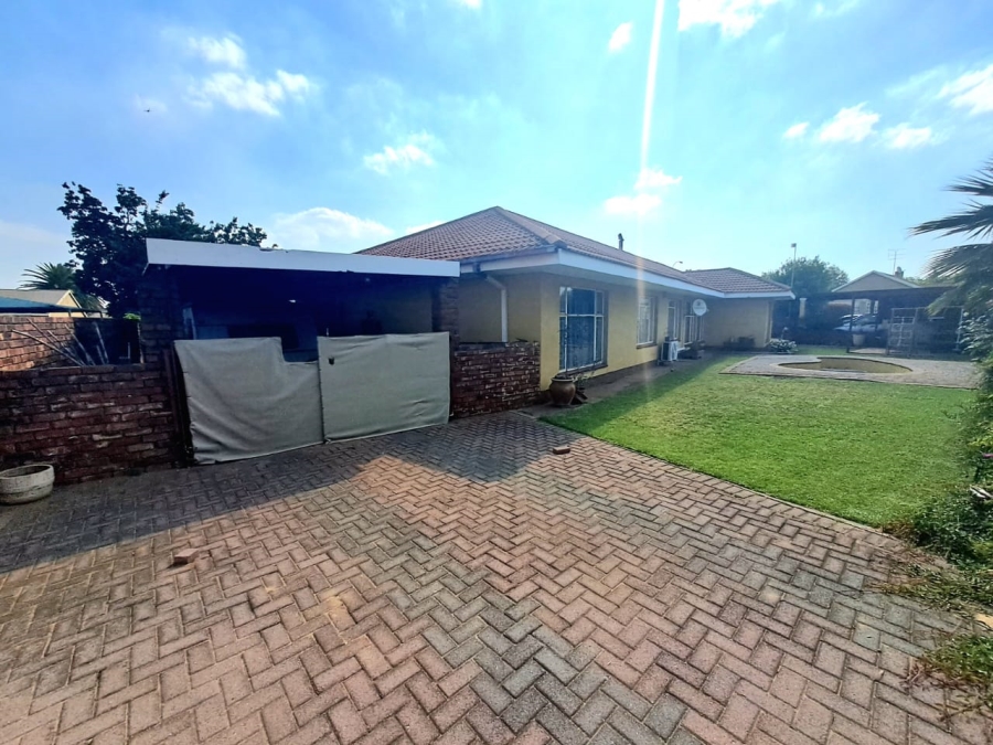 4 Bedroom Property for Sale in Falcon Ridge Gauteng