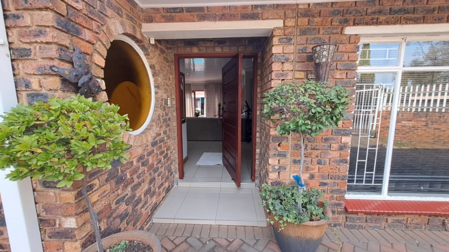 3 Bedroom Property for Sale in Falcon Ridge Gauteng