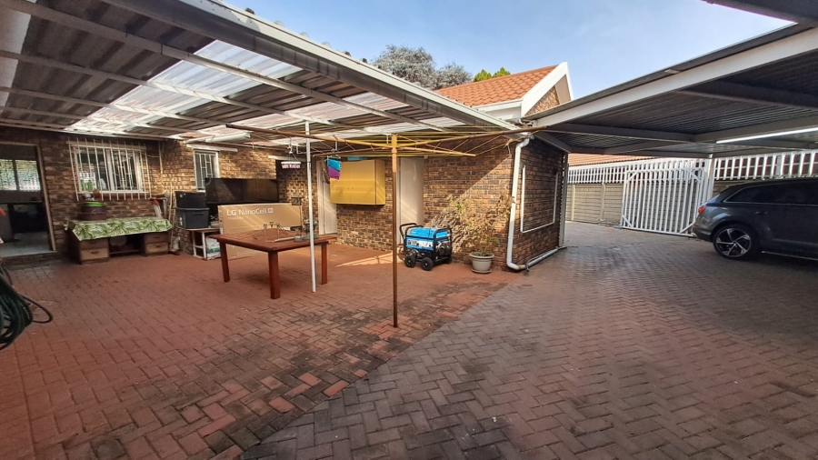 3 Bedroom Property for Sale in Falcon Ridge Gauteng