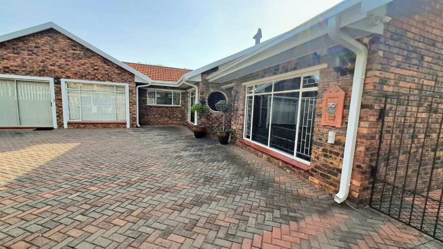 3 Bedroom Property for Sale in Falcon Ridge Gauteng