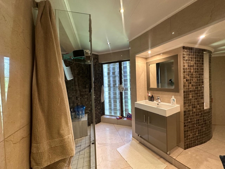 6 Bedroom Property for Sale in Roshnee Gauteng
