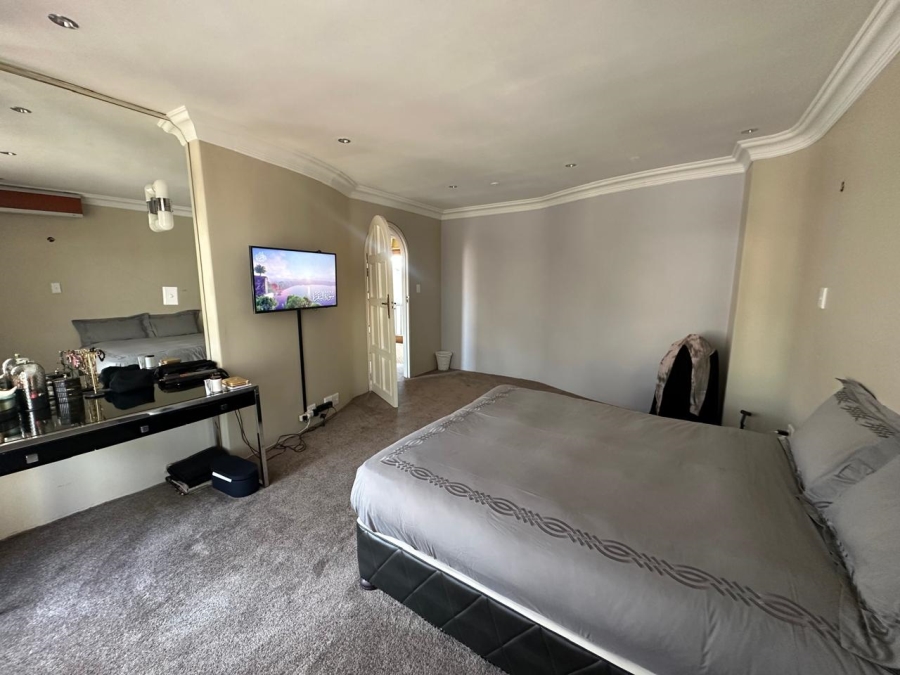 6 Bedroom Property for Sale in Roshnee Gauteng
