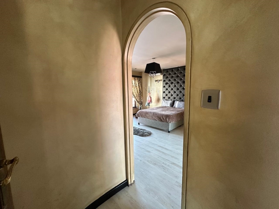 6 Bedroom Property for Sale in Roshnee Gauteng