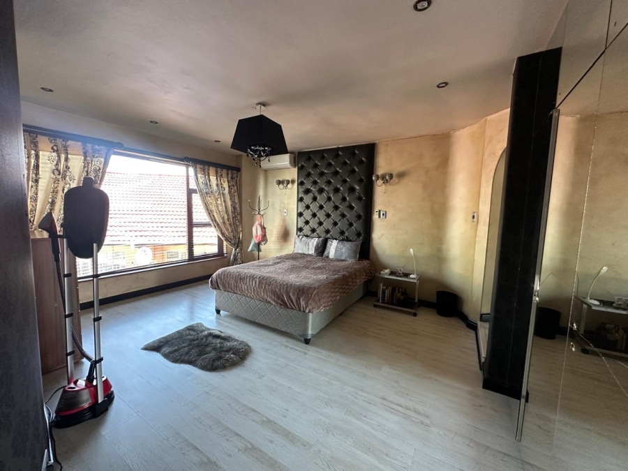6 Bedroom Property for Sale in Roshnee Gauteng