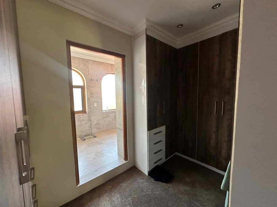 6 Bedroom Property for Sale in Roshnee Gauteng
