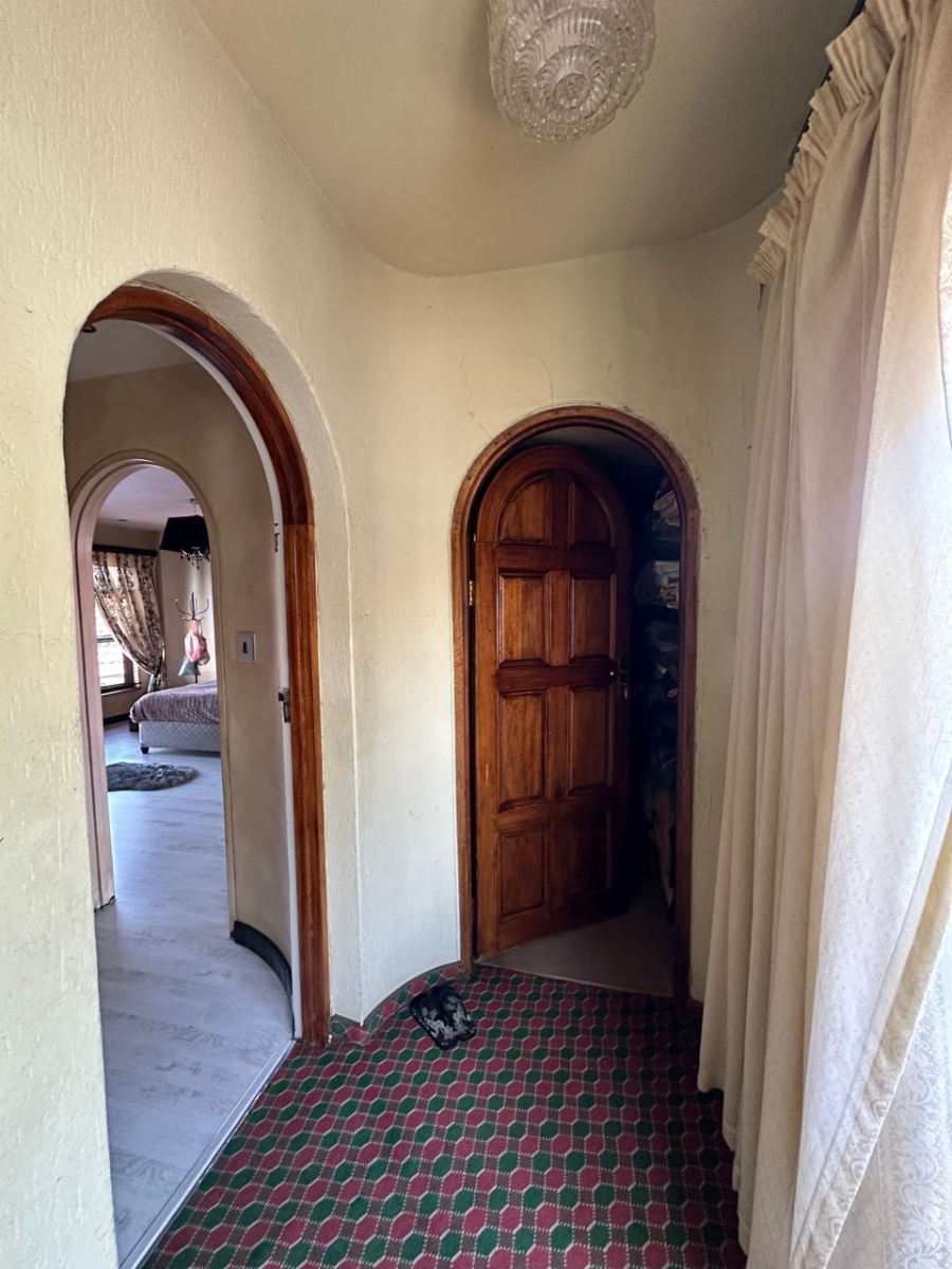 6 Bedroom Property for Sale in Roshnee Gauteng