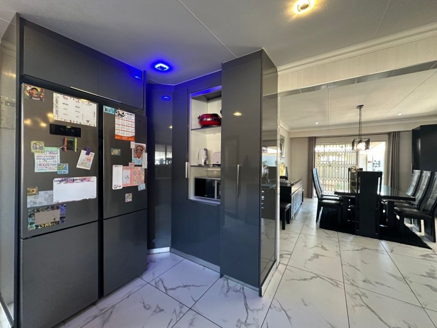 3 Bedroom Property for Sale in Roshnee Gauteng