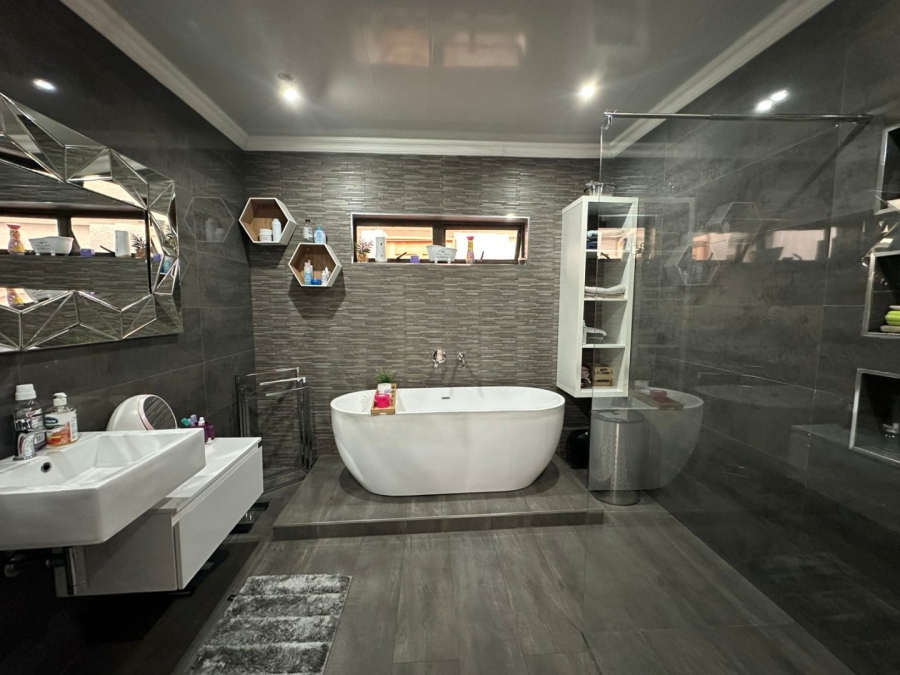 3 Bedroom Property for Sale in Roshnee Gauteng