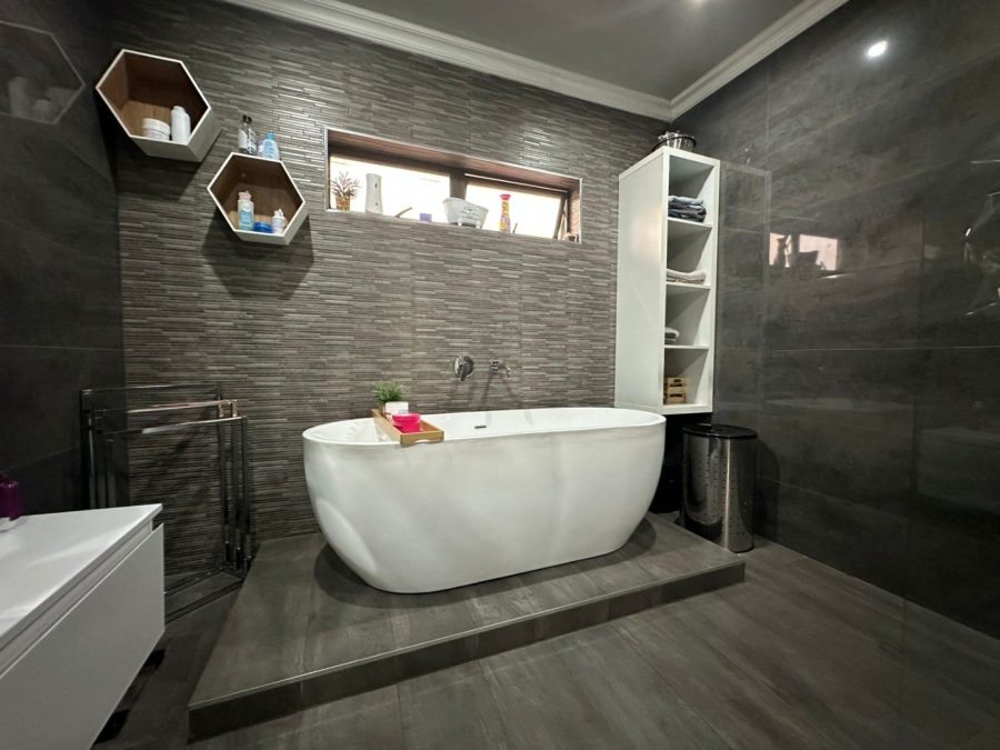 3 Bedroom Property for Sale in Roshnee Gauteng