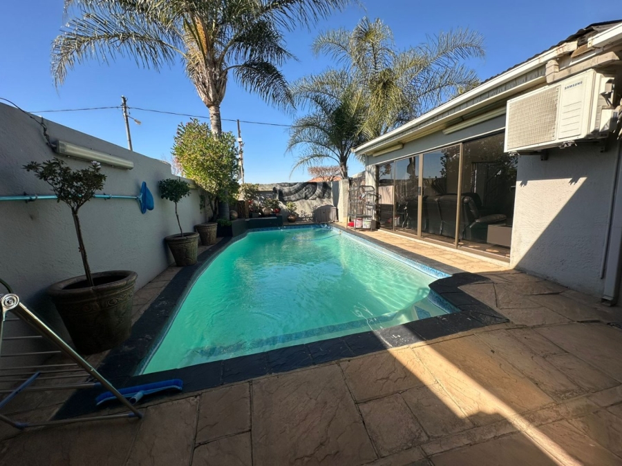 3 Bedroom Property for Sale in Roshnee Gauteng