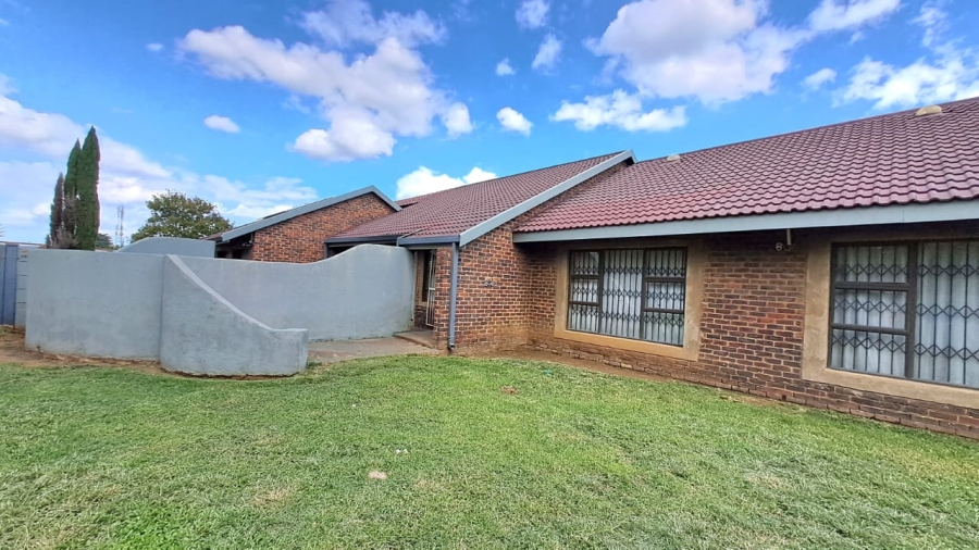 4 Bedroom Property for Sale in Falcon Ridge Gauteng