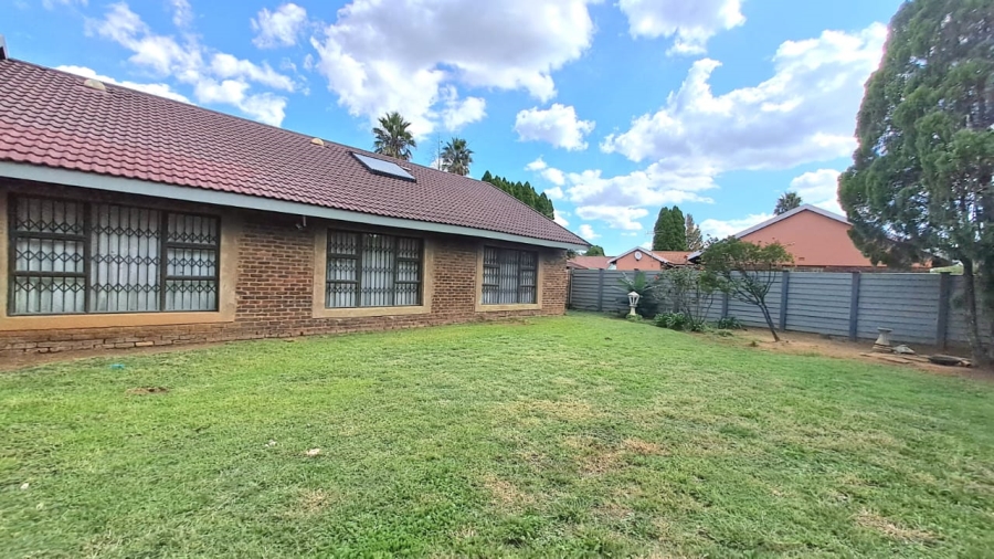 4 Bedroom Property for Sale in Falcon Ridge Gauteng