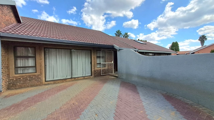 4 Bedroom Property for Sale in Falcon Ridge Gauteng