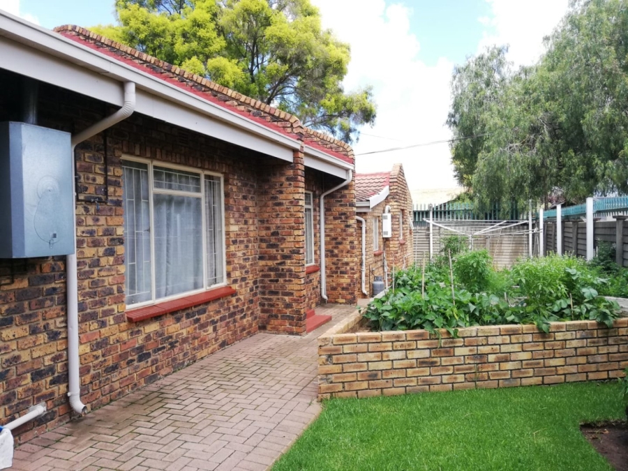 4 Bedroom Property for Sale in Falcon Ridge Gauteng