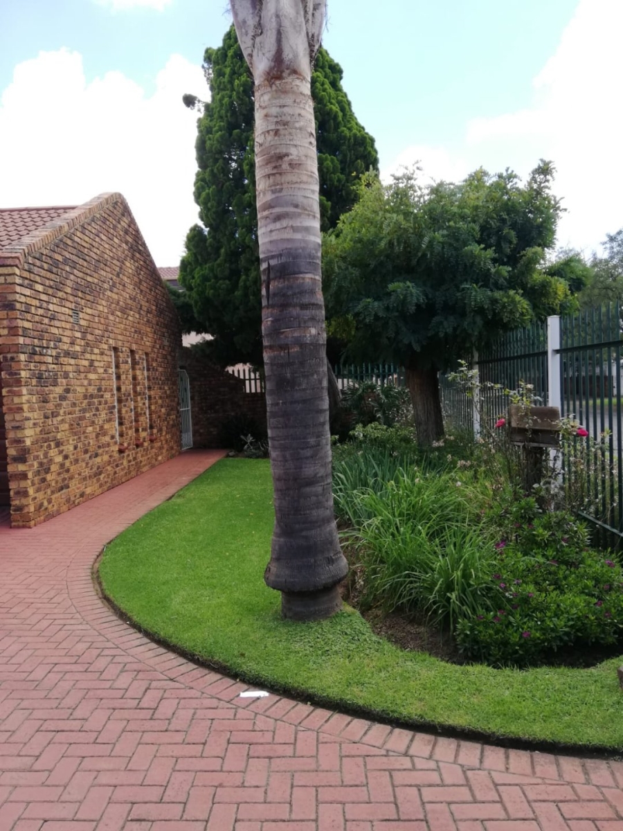 4 Bedroom Property for Sale in Falcon Ridge Gauteng