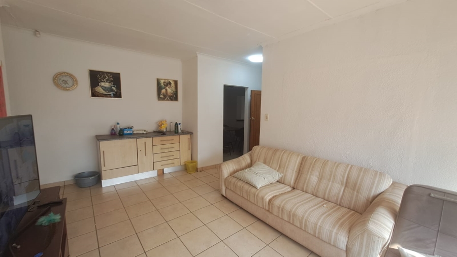 5 Bedroom Property for Sale in Falcon Ridge Gauteng