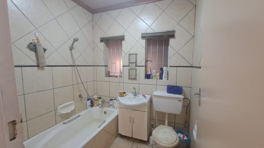 5 Bedroom Property for Sale in Falcon Ridge Gauteng