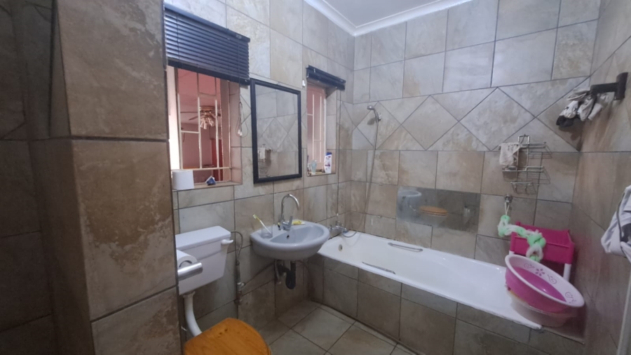 5 Bedroom Property for Sale in Falcon Ridge Gauteng