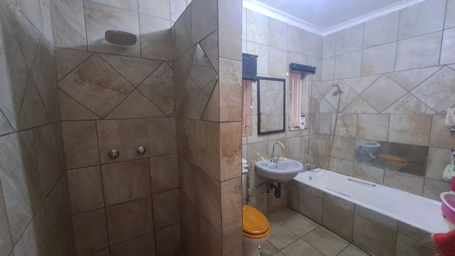 5 Bedroom Property for Sale in Falcon Ridge Gauteng