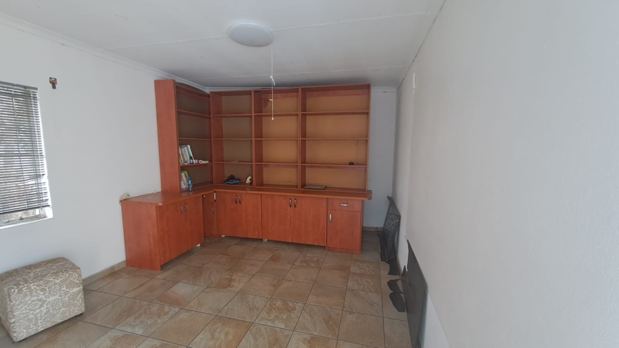 5 Bedroom Property for Sale in Falcon Ridge Gauteng