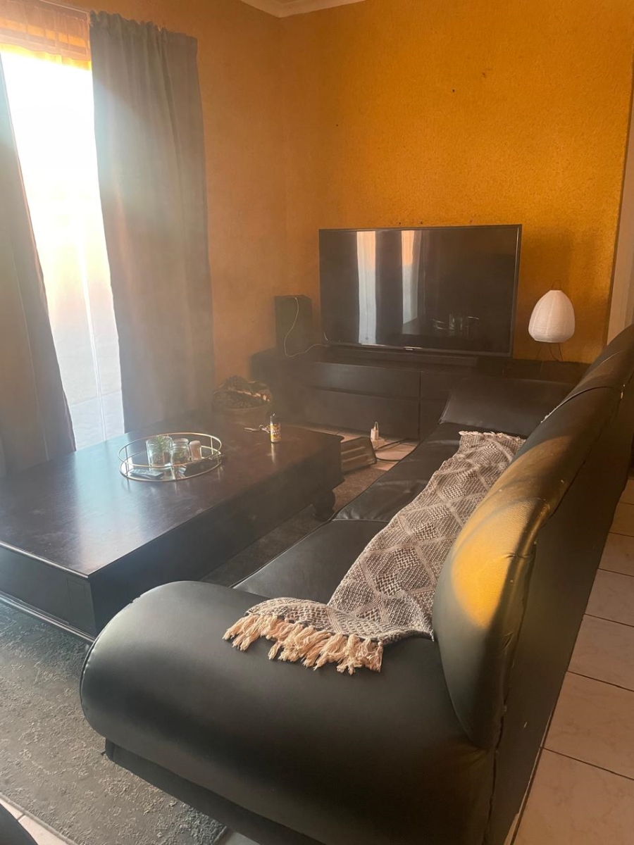 To Let 2 Bedroom Property for Rent in Greenhills Gauteng