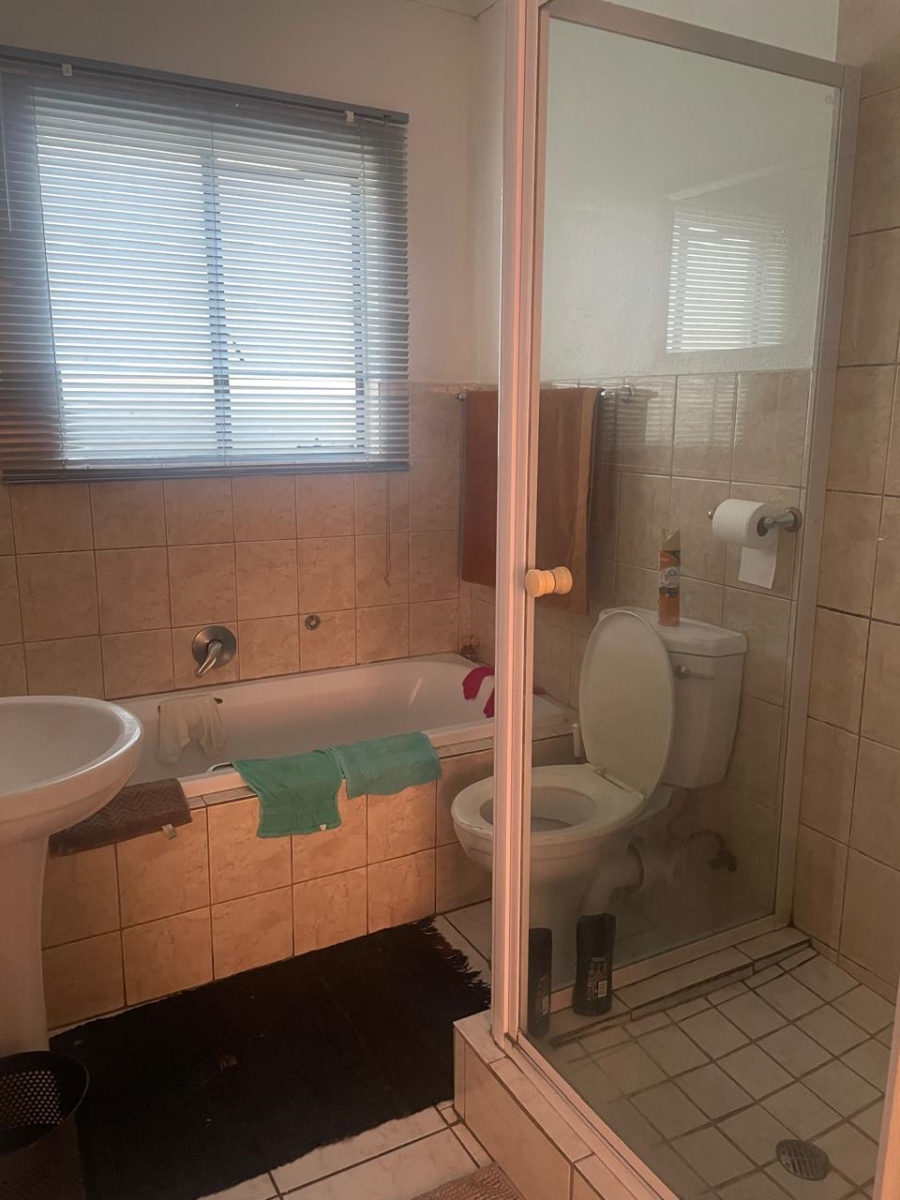 To Let 2 Bedroom Property for Rent in Greenhills Gauteng