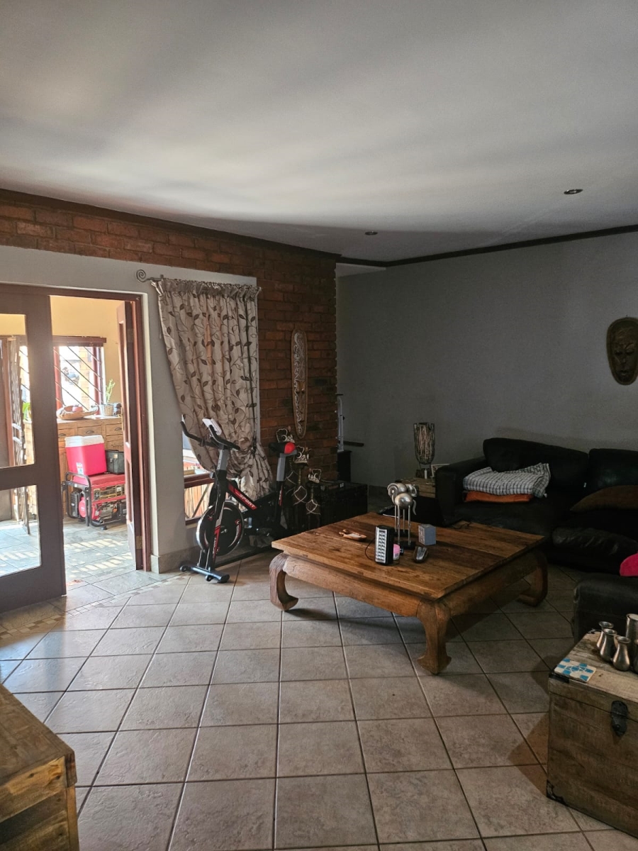 To Let 2 Bedroom Property for Rent in Glen Marais Gauteng