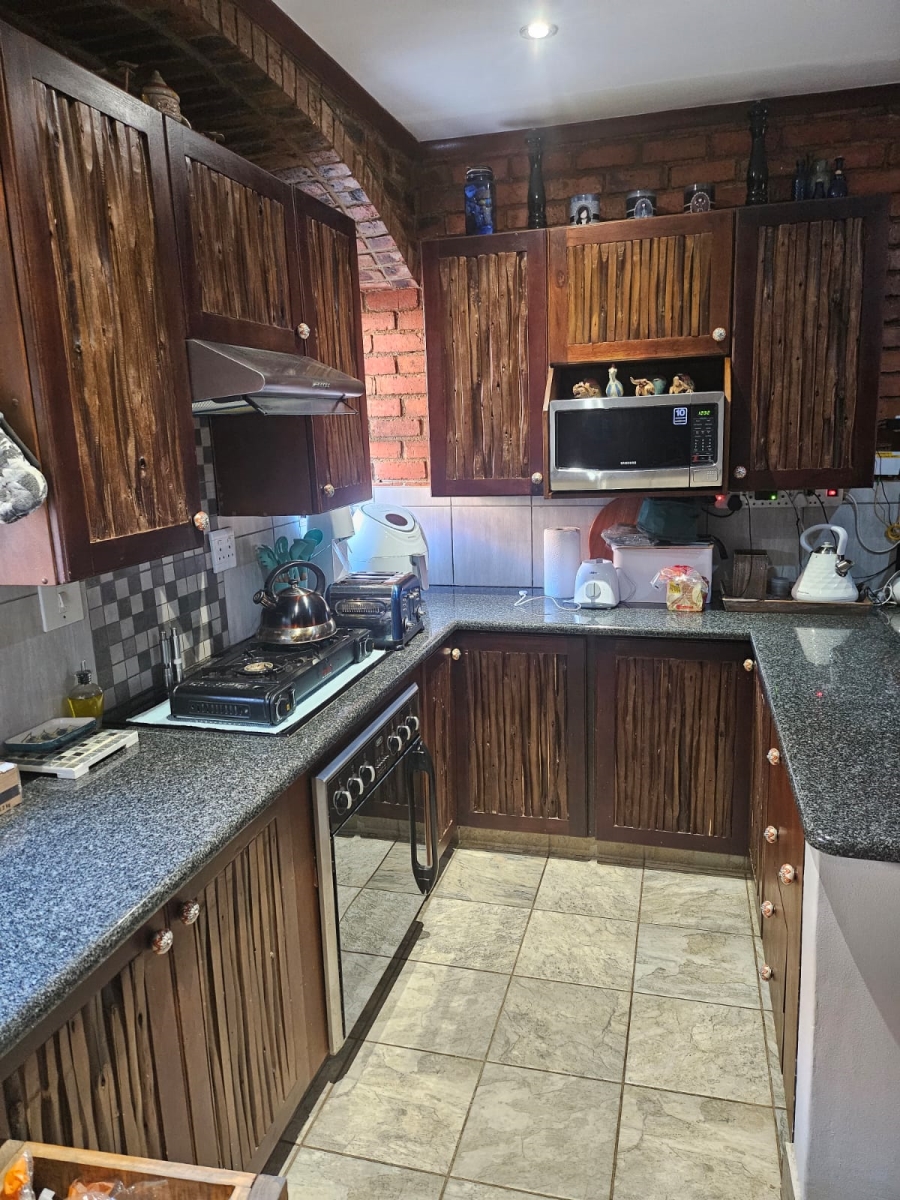 To Let 2 Bedroom Property for Rent in Glen Marais Gauteng