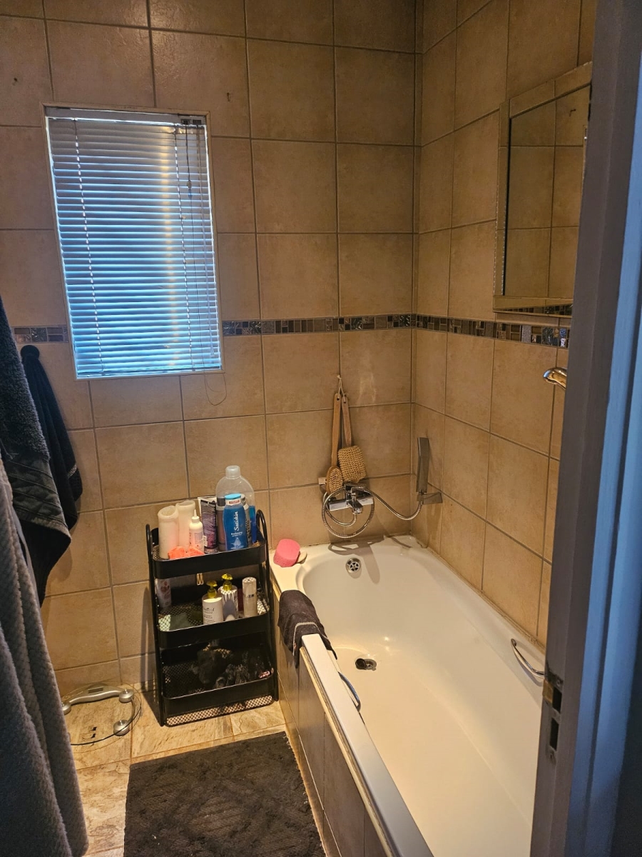 To Let 2 Bedroom Property for Rent in Glen Marais Gauteng