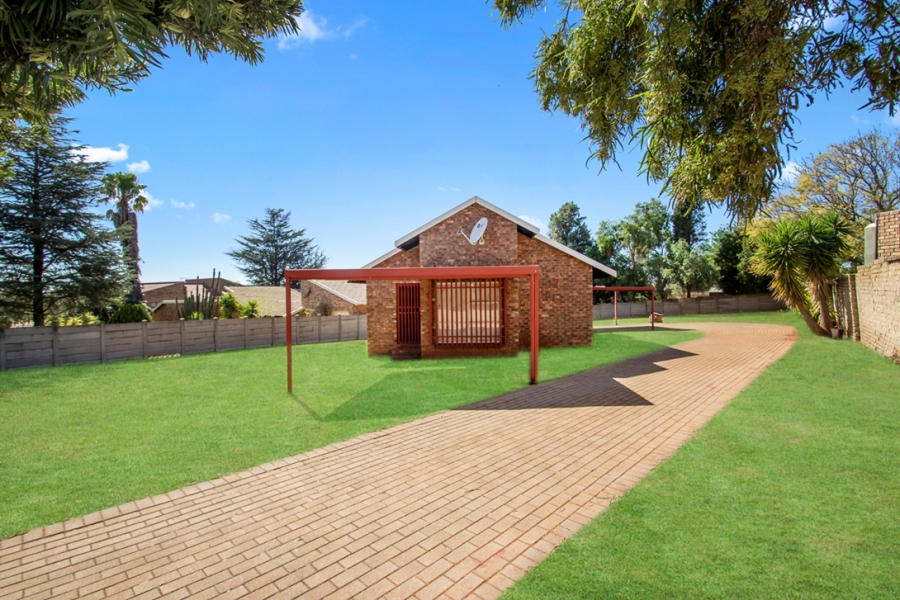 2 Bedroom Property for Sale in Noordheuwel Gauteng