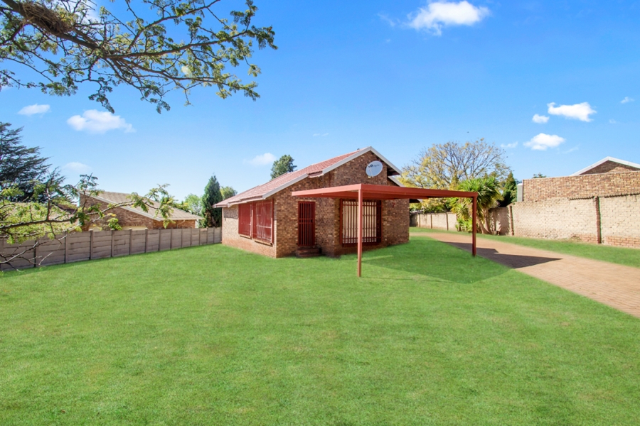 2 Bedroom Property for Sale in Noordheuwel Gauteng