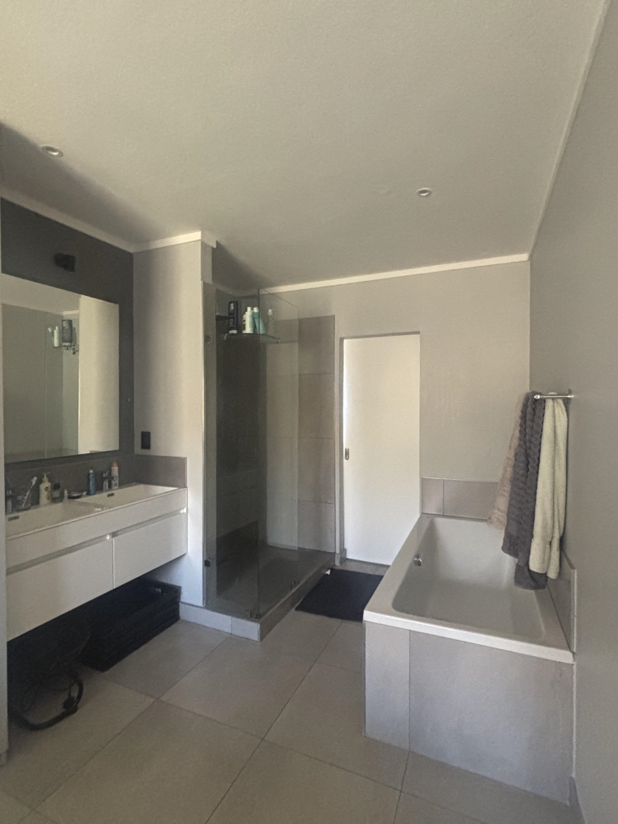 2 Bedroom Property for Sale in Nieuw Muckleneuk Gauteng