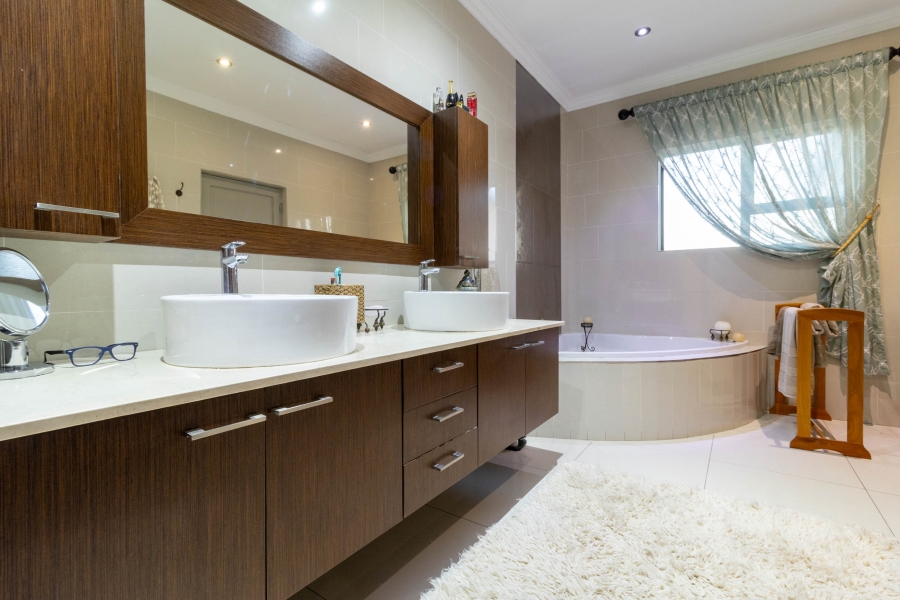5 Bedroom Property for Sale in Aspen Hills Gauteng