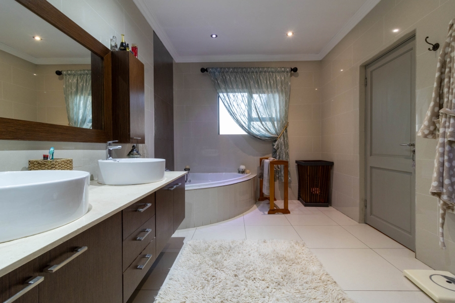 5 Bedroom Property for Sale in Aspen Hills Gauteng