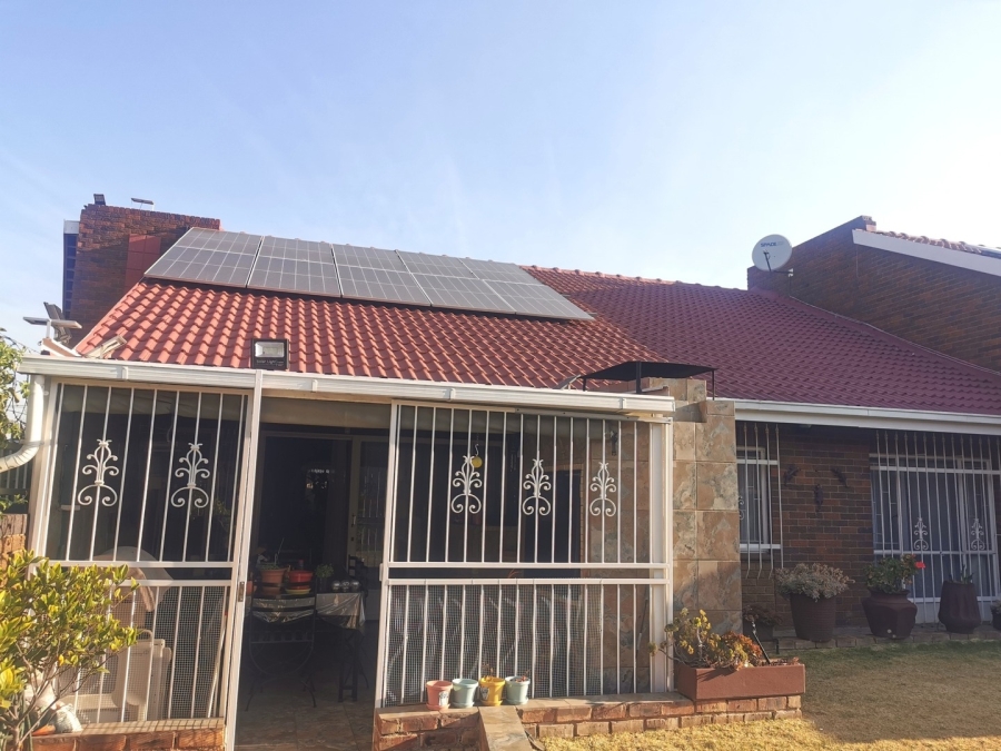 3 Bedroom Property for Sale in Barvallen Gauteng