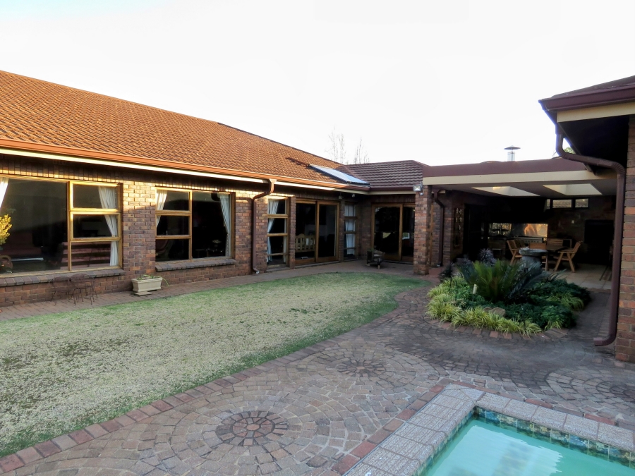 5 Bedroom Property for Sale in Kenleaf Gauteng