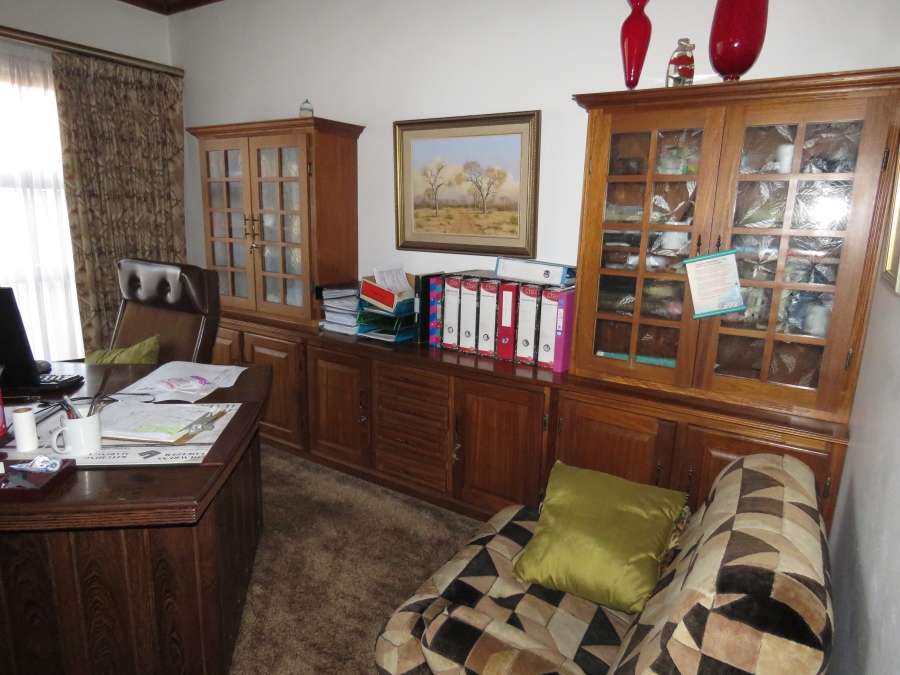 5 Bedroom Property for Sale in Kenleaf Gauteng