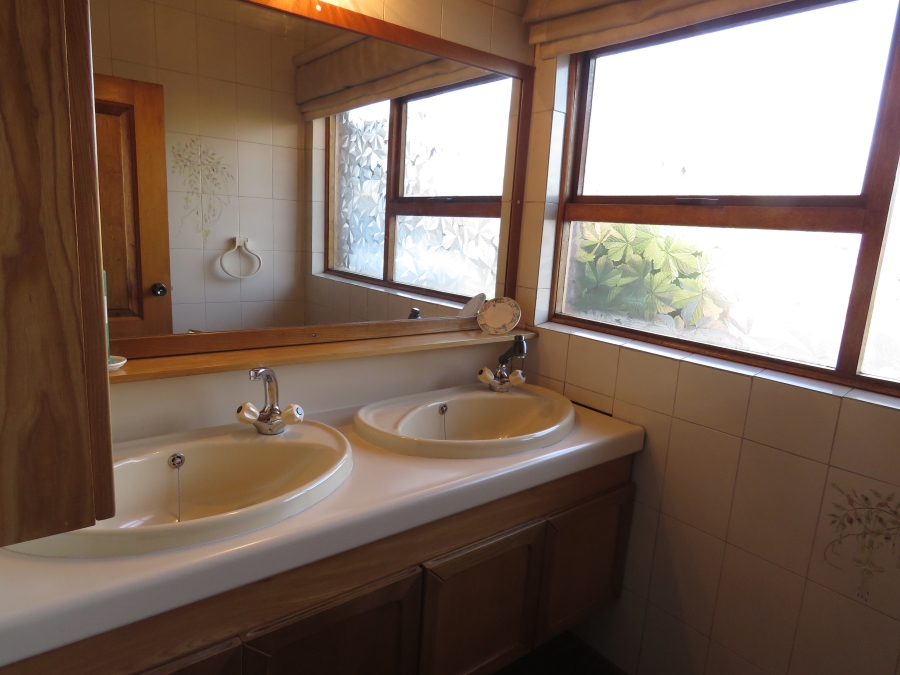 5 Bedroom Property for Sale in Kenleaf Gauteng