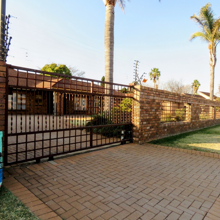 5 Bedroom Property for Sale in Kenleaf Gauteng
