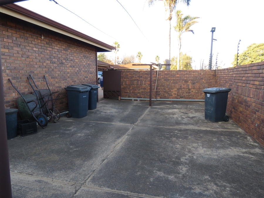 5 Bedroom Property for Sale in Kenleaf Gauteng