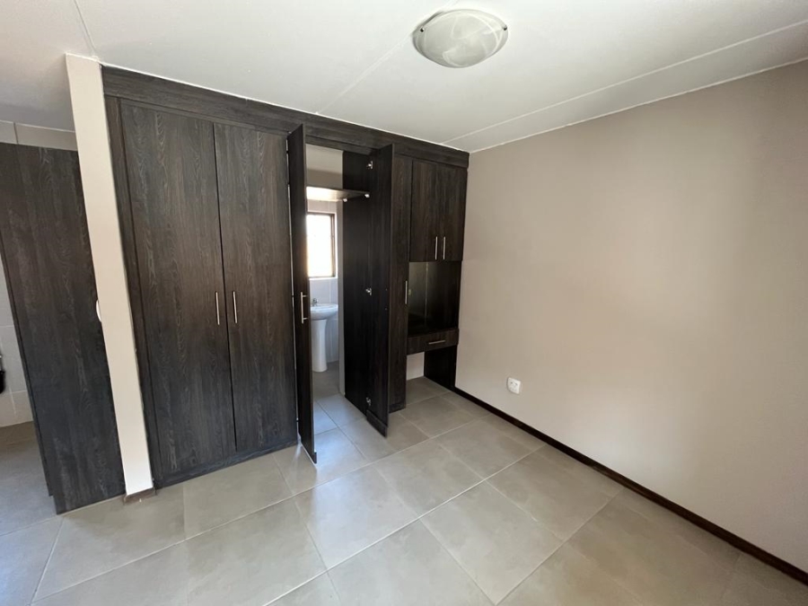 To Let 1 Bedroom Property for Rent in Kenleaf Gauteng