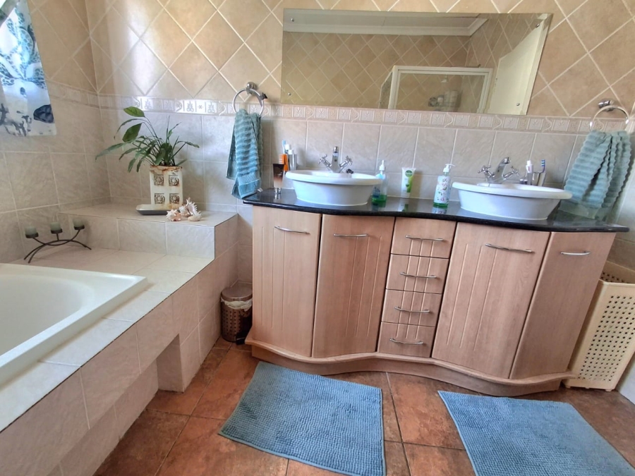 3 Bedroom Property for Sale in Sonneveld Gauteng