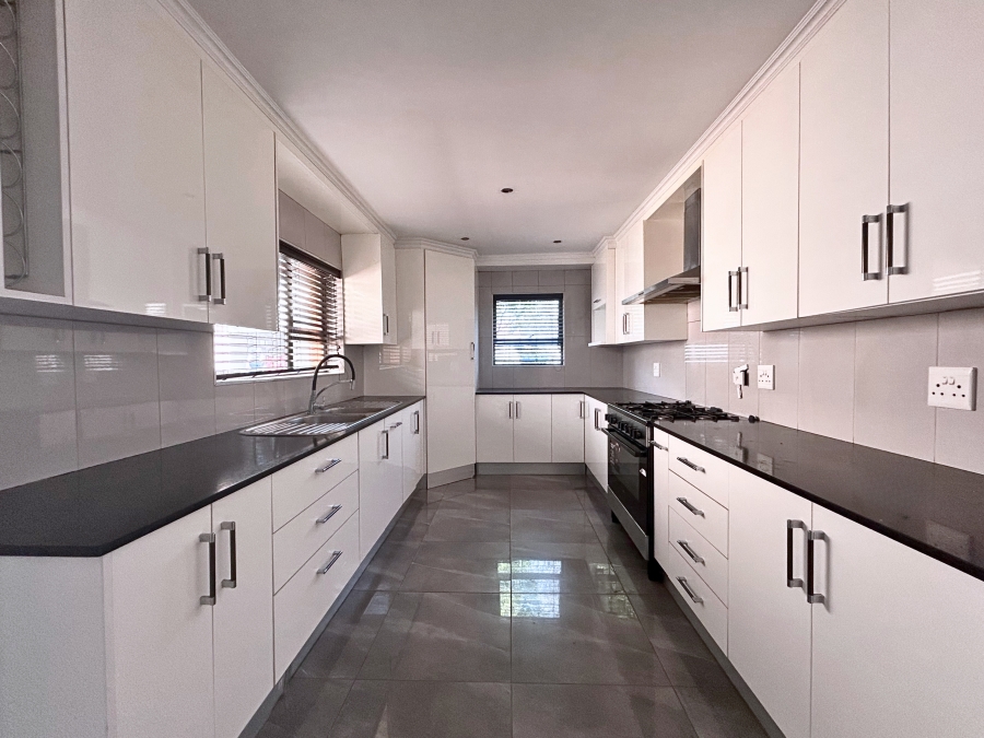 5 Bedroom Property for Sale in Wierda Park Gauteng