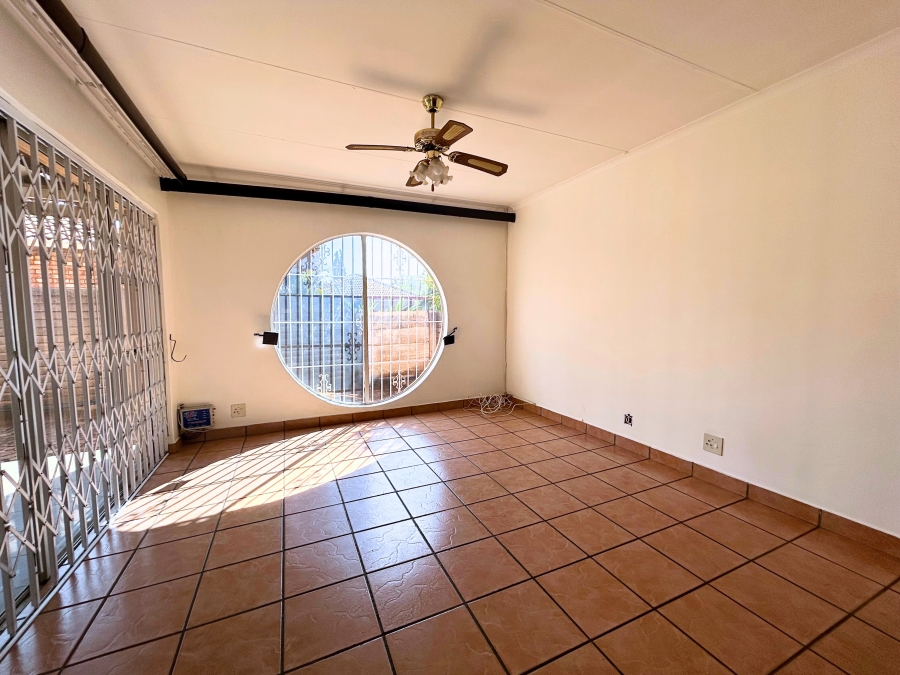5 Bedroom Property for Sale in Wierda Park Gauteng
